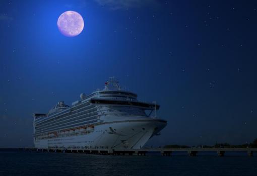 Al caer la noche el Buque refulge con la luna